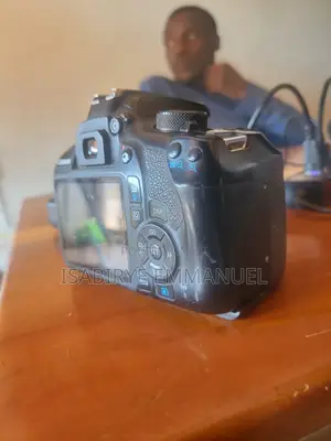 Camera Canon Rebel T6.