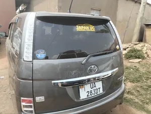 Toyota ISIS 2011 Matt Black