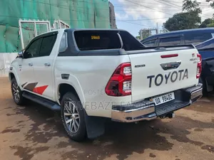 Toyota Hilux 2021 White