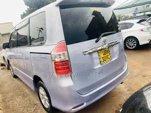Toyota Noah 2010 Blue