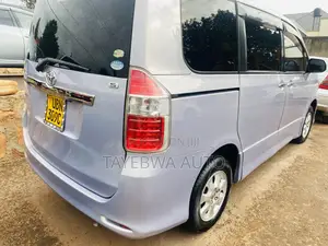 Toyota Noah 2010 Blue
