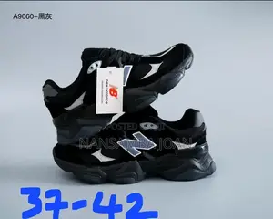 Amazing Ladies Classic Sneakers -Black