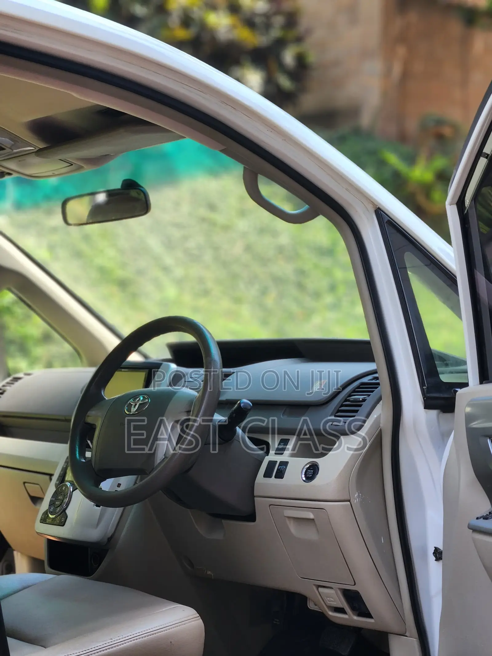 Toyota Noah 2.0 143hp FWD (8 Seater) 2012 White
