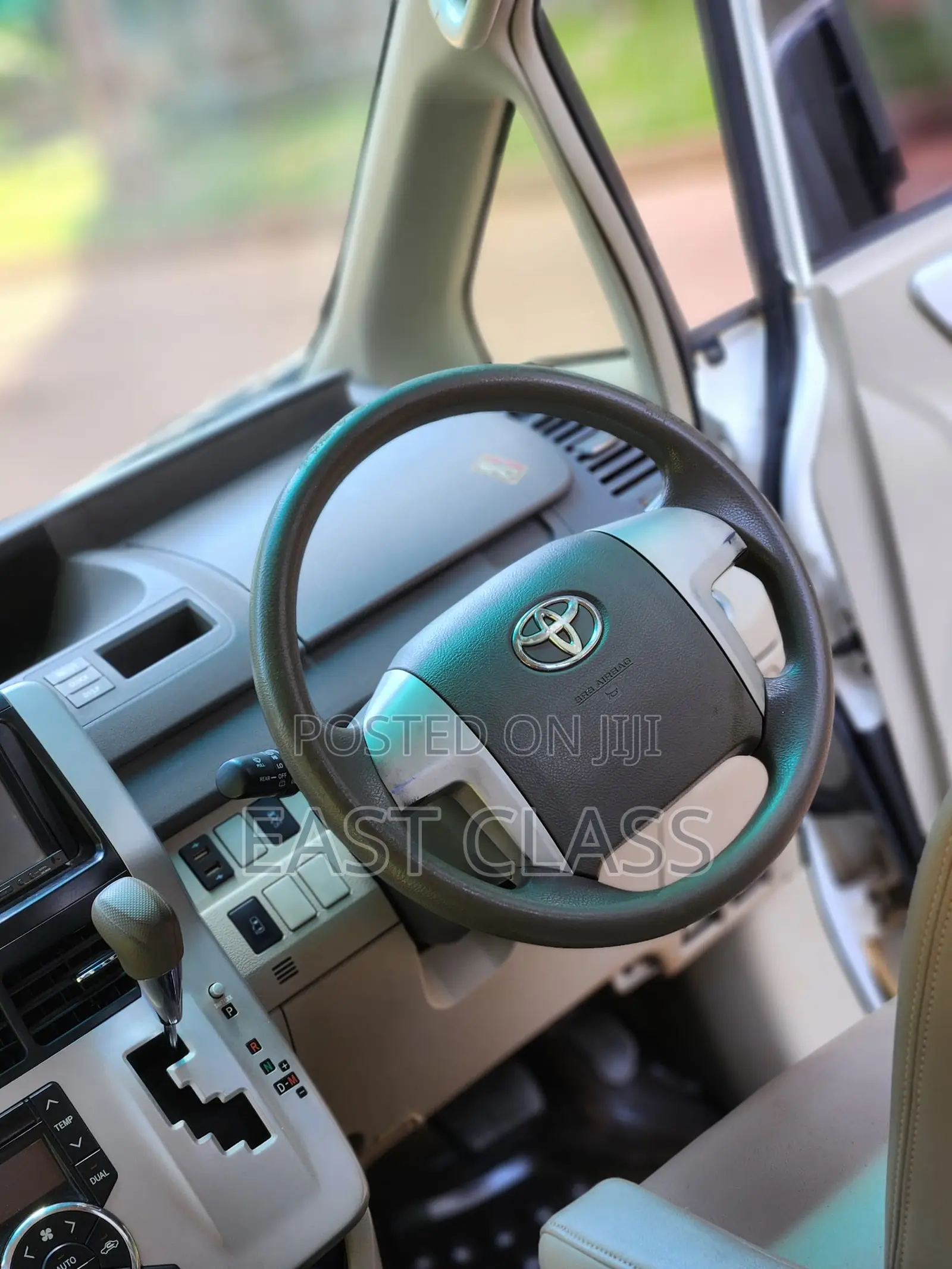 Toyota Noah 2.0 143hp FWD (8 Seater) 2012 White