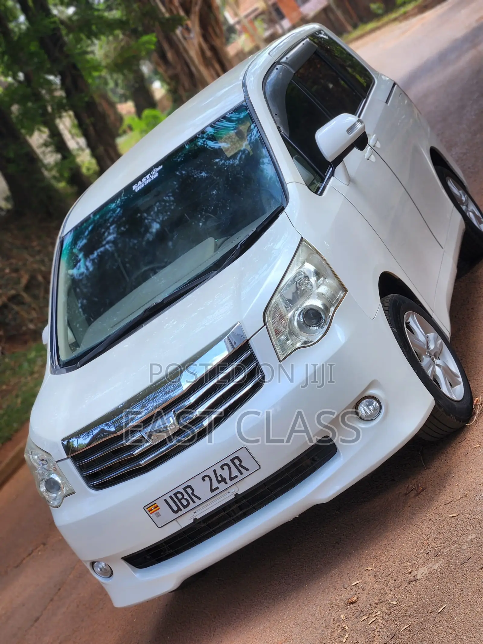 Toyota Noah 2.0 143hp FWD (8 Seater) 2012 White