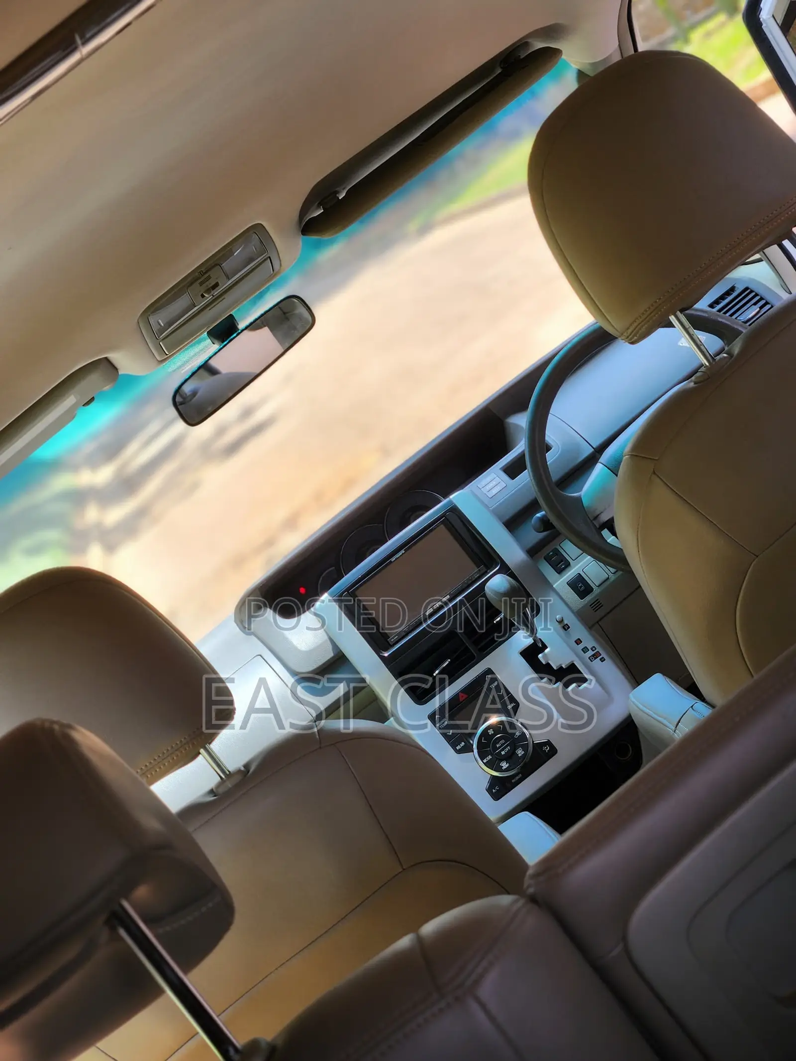 Toyota Noah 2.0 143hp FWD (8 Seater) 2012 White