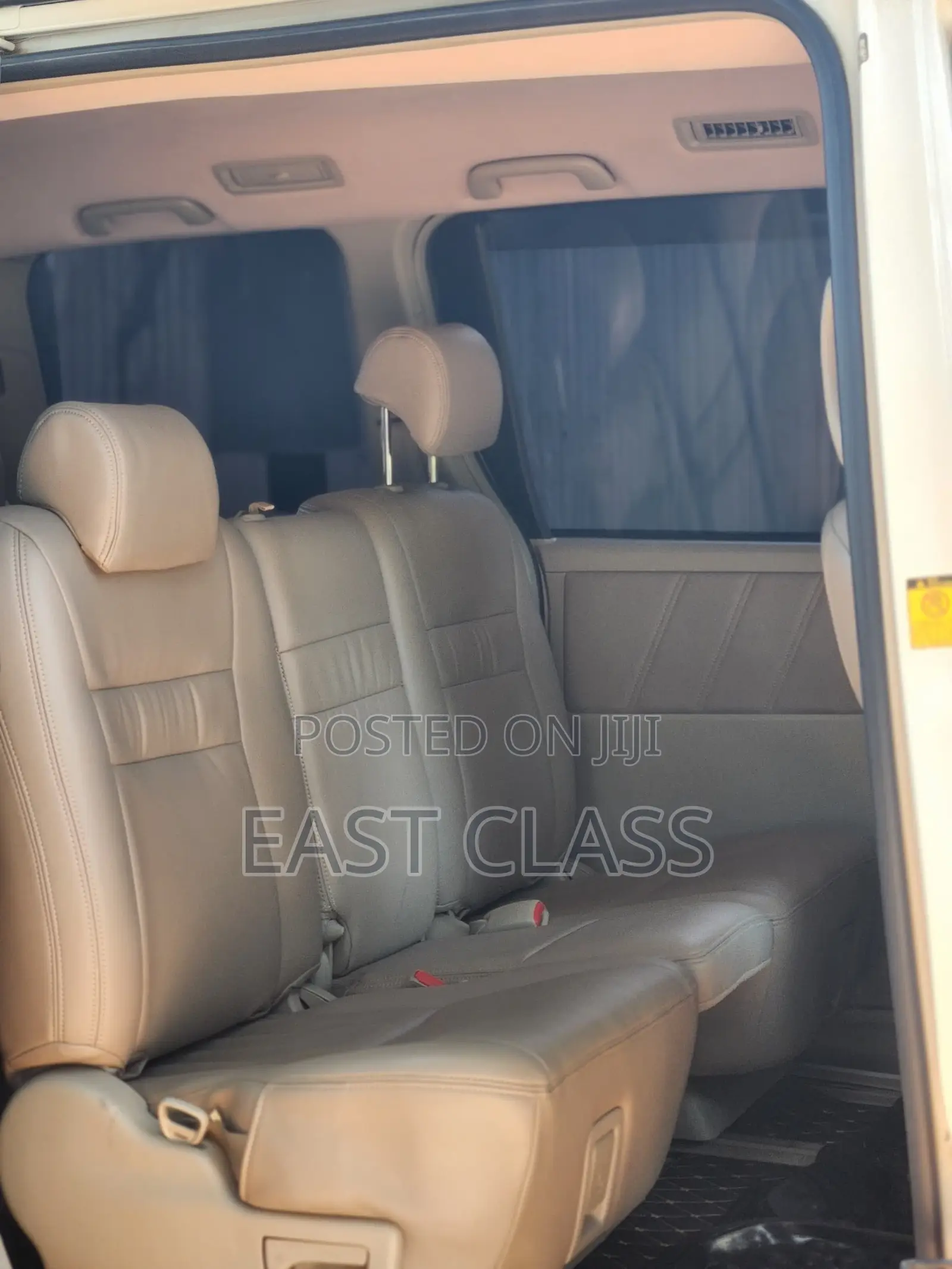 Toyota Noah 2.0 143hp FWD (8 Seater) 2012 White