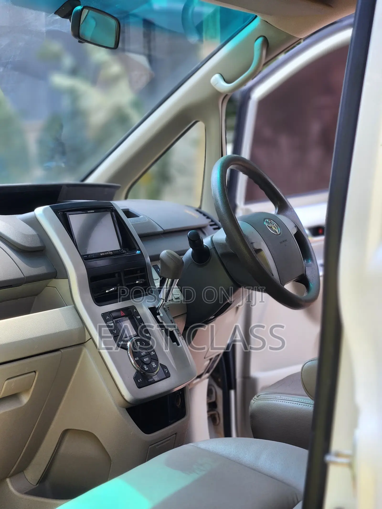Toyota Noah 2.0 143hp FWD (8 Seater) 2012 White