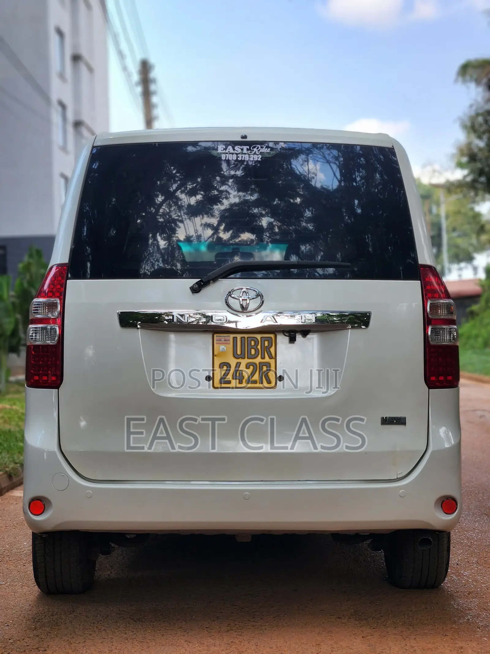 Toyota Noah 2.0 143hp FWD (8 Seater) 2012 White