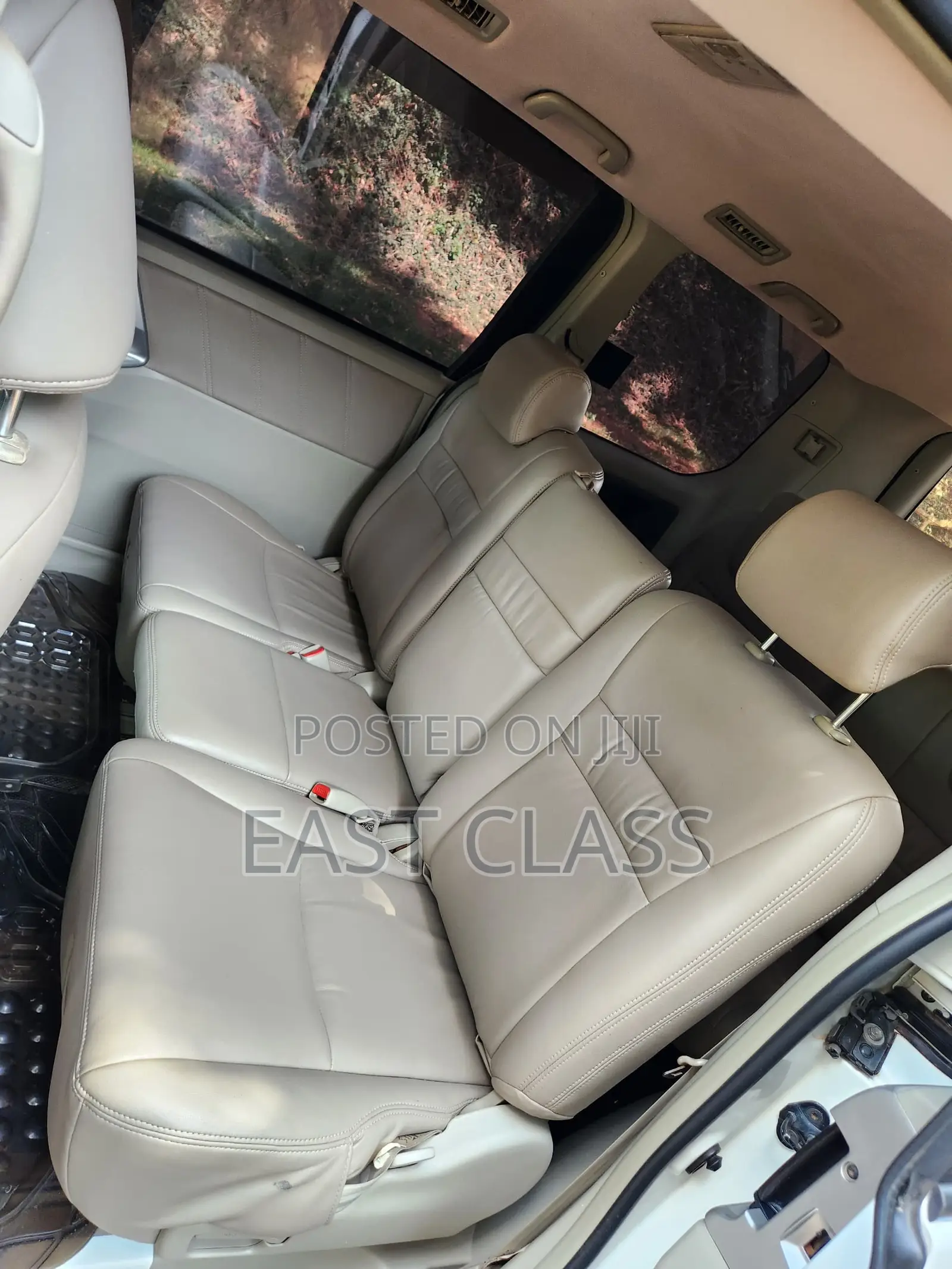 Toyota Noah 2.0 143hp FWD (8 Seater) 2012 White