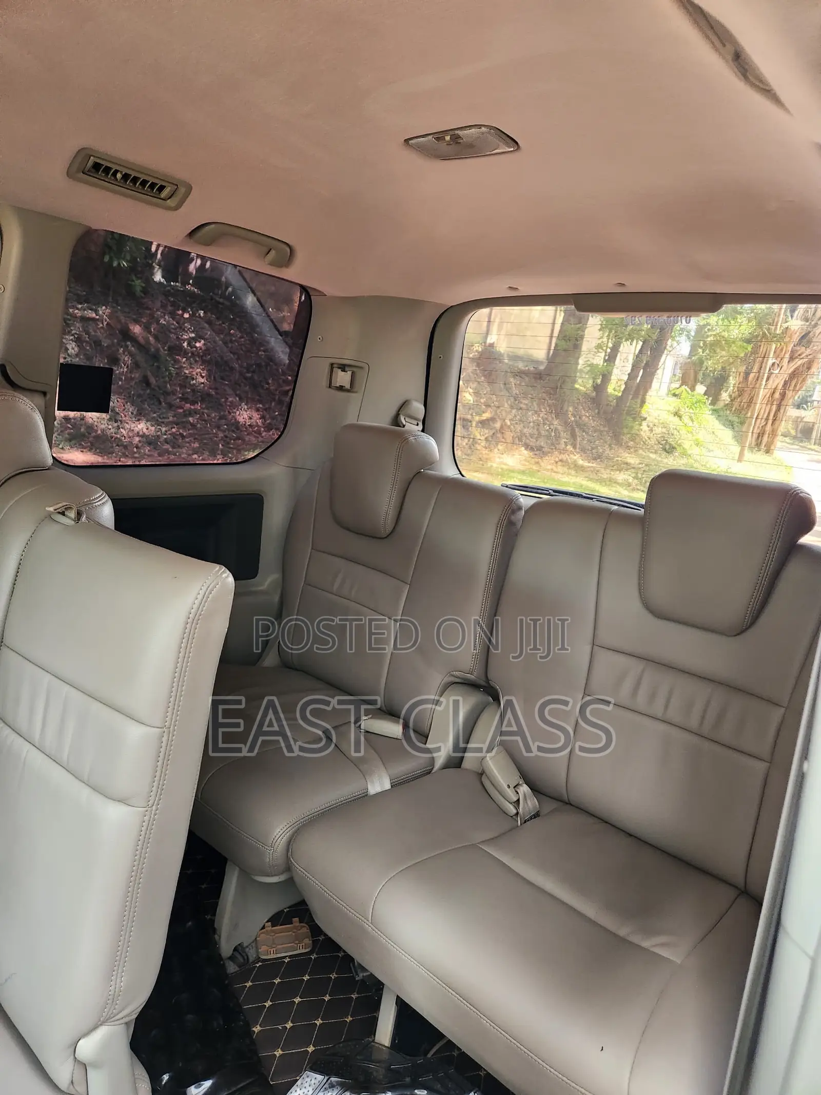 Toyota Noah 2.0 143hp FWD (8 Seater) 2012 White