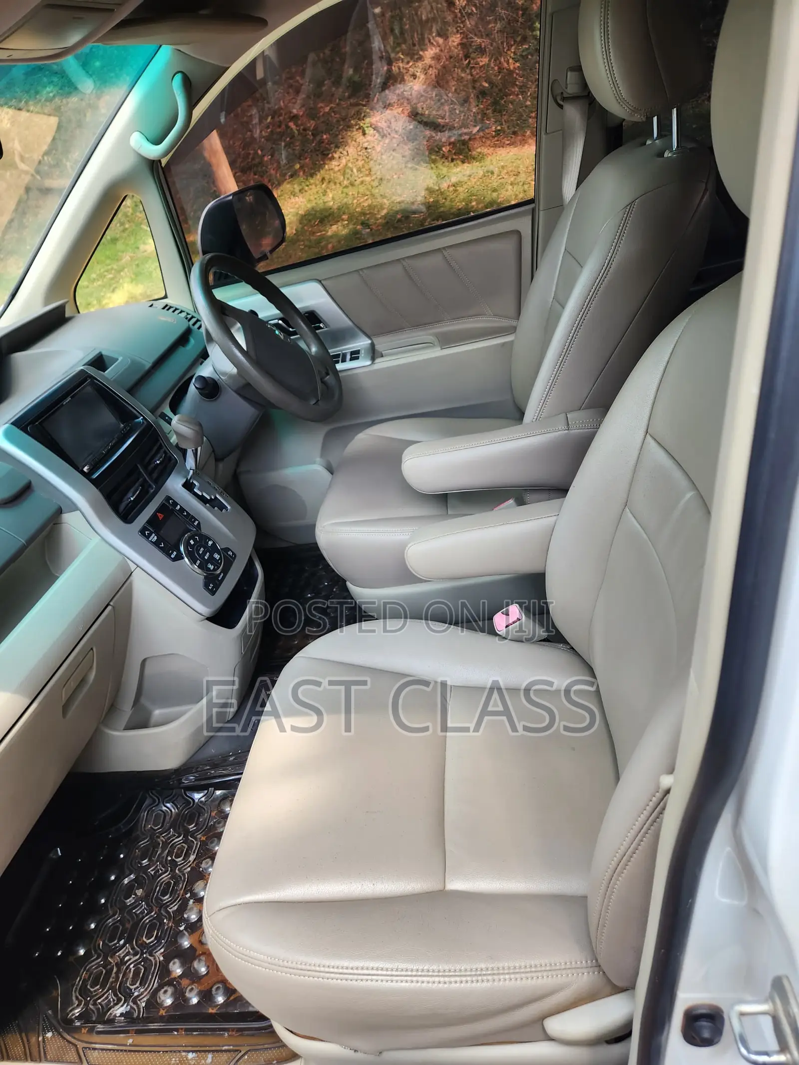 Toyota Noah 2.0 143hp FWD (8 Seater) 2012 White
