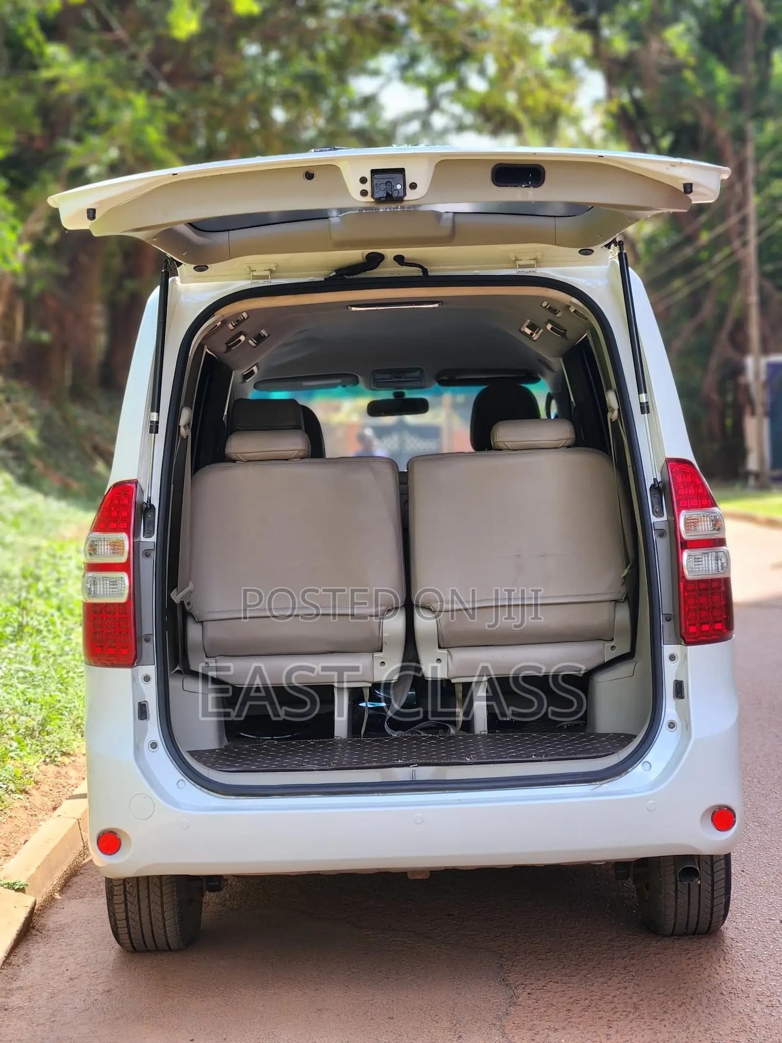 Toyota Noah 2.0 143hp FWD (8 Seater) 2012 White