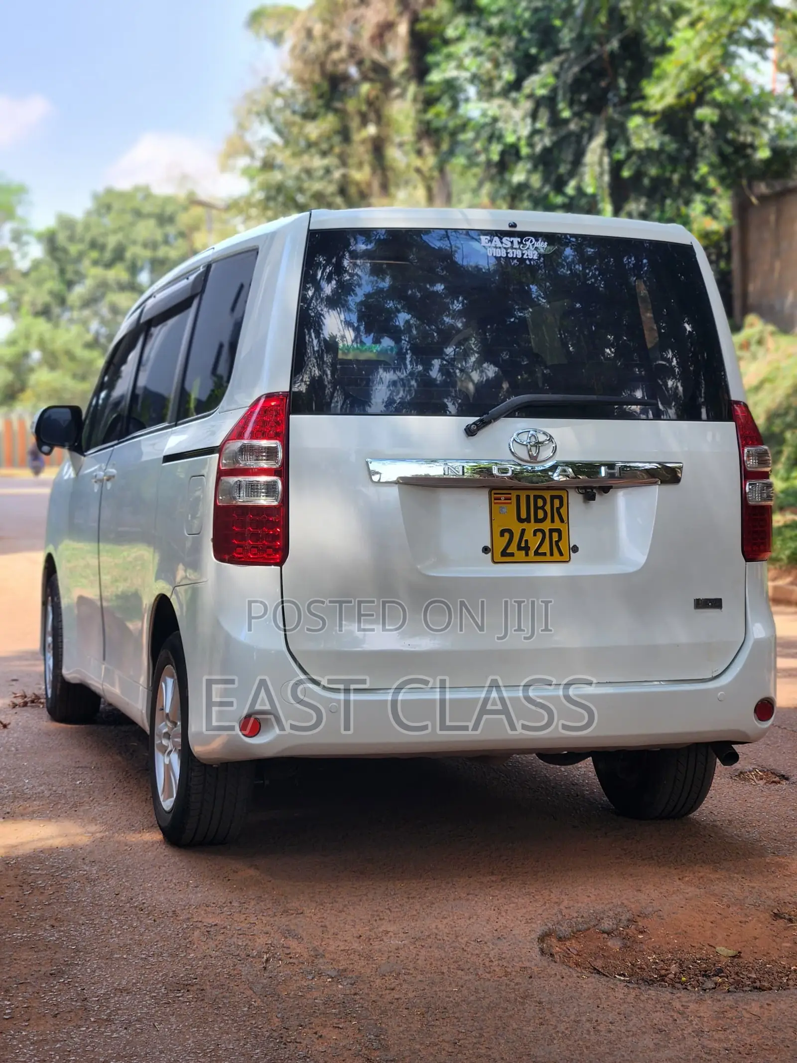 Toyota Noah 2.0 143hp FWD (8 Seater) 2012 White