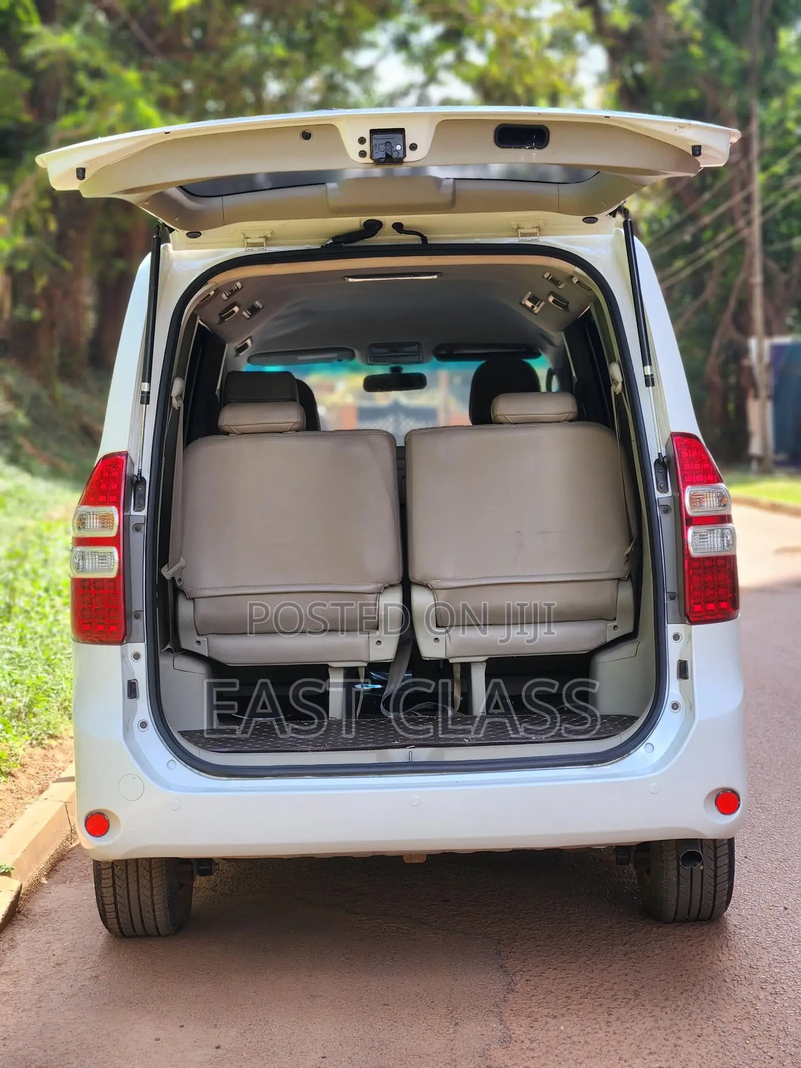Toyota Noah 2.0 143hp FWD (8 Seater) 2012 White