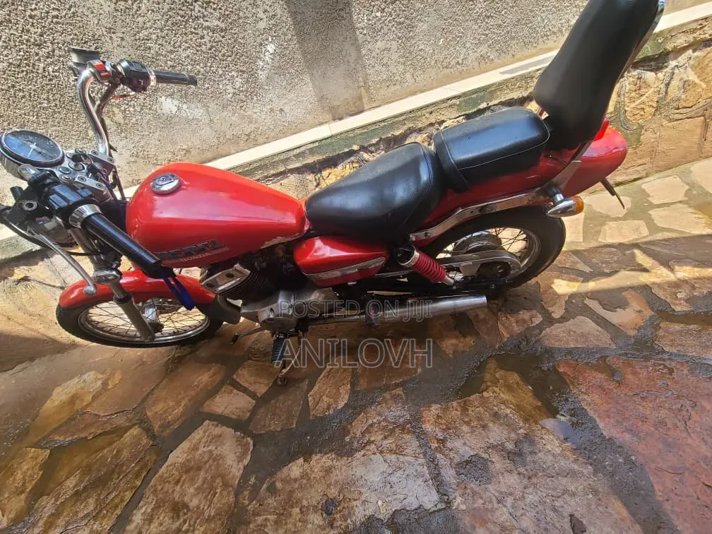 Honda CB 2005 Red