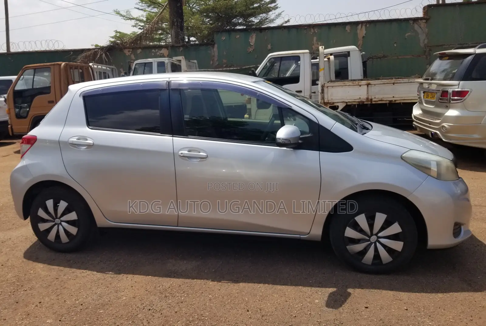 Toyota Vitz 1.0 FWD 5dr 2012 Silver