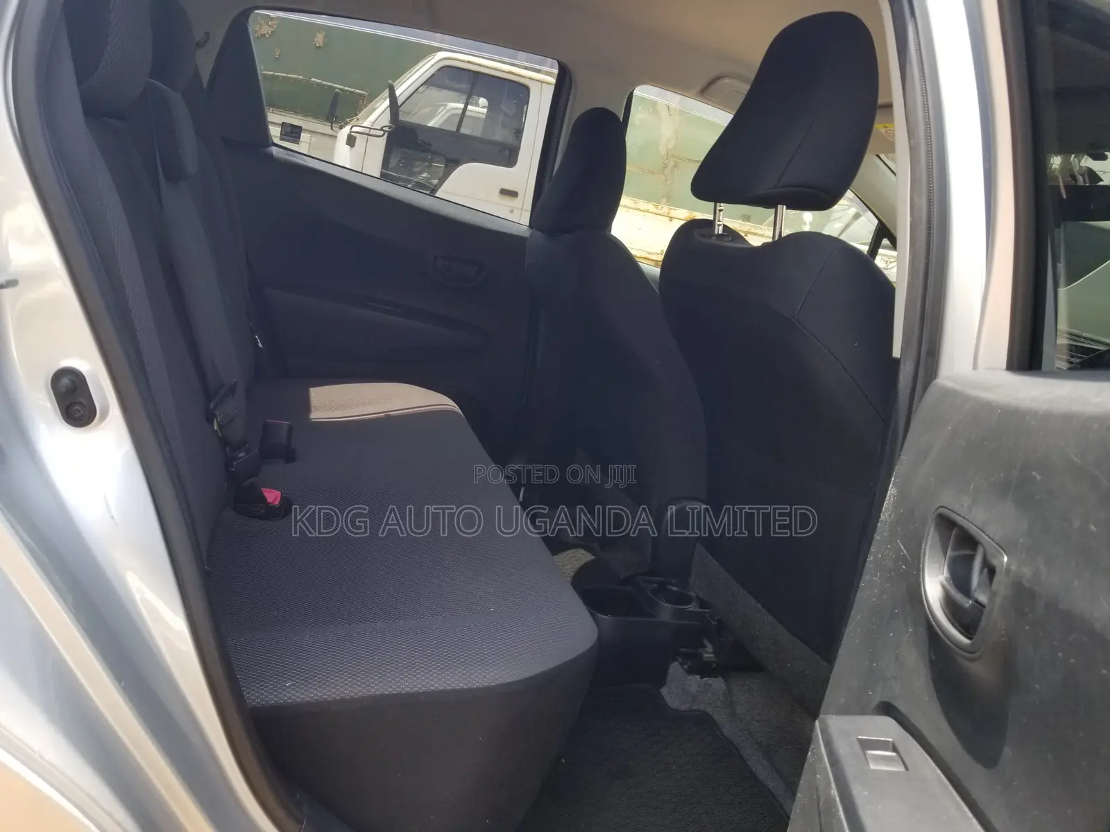 Toyota Vitz 1.0 FWD 5dr 2012 Silver