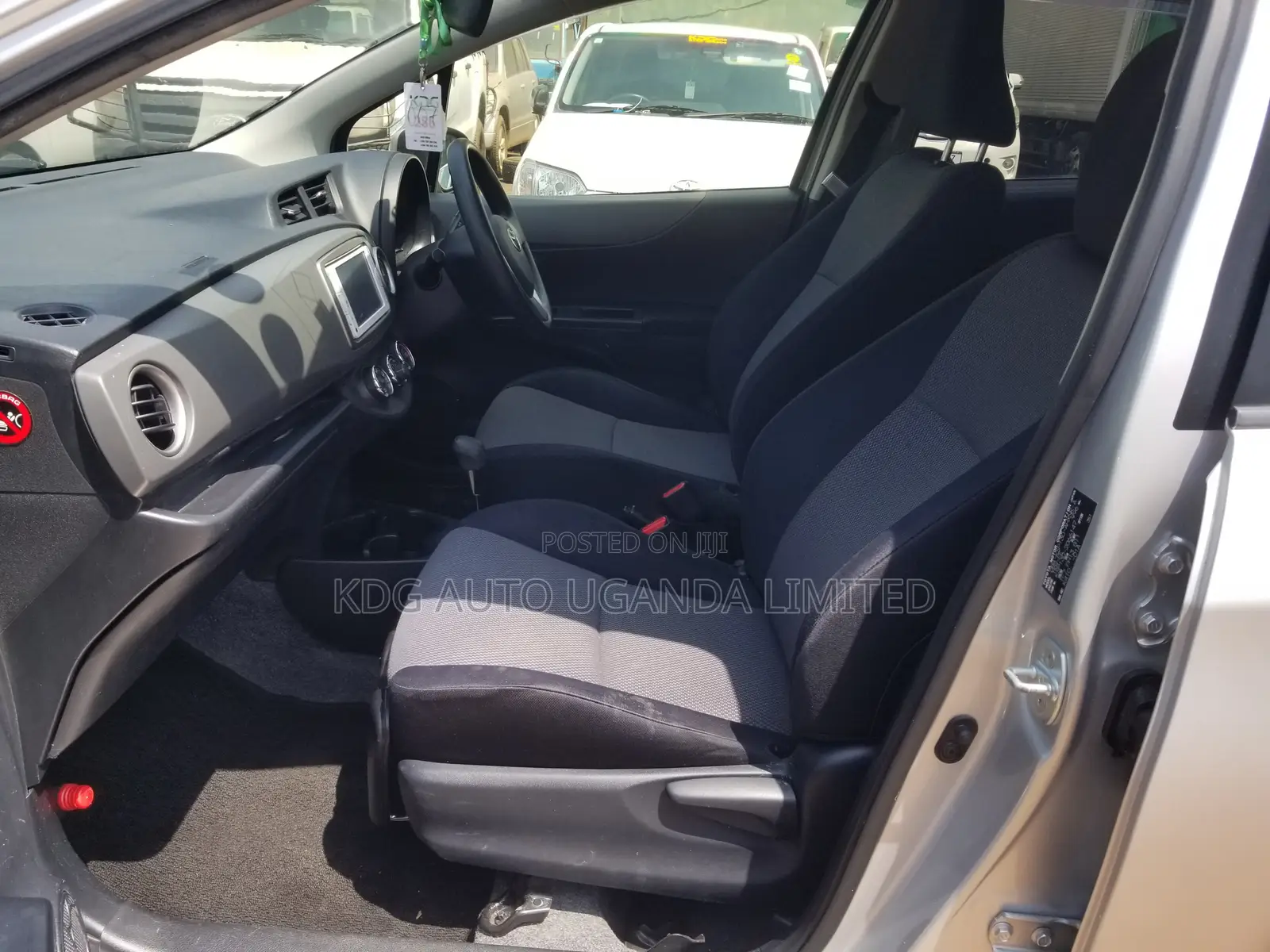 Toyota Vitz 1.0 FWD 5dr 2012 Silver