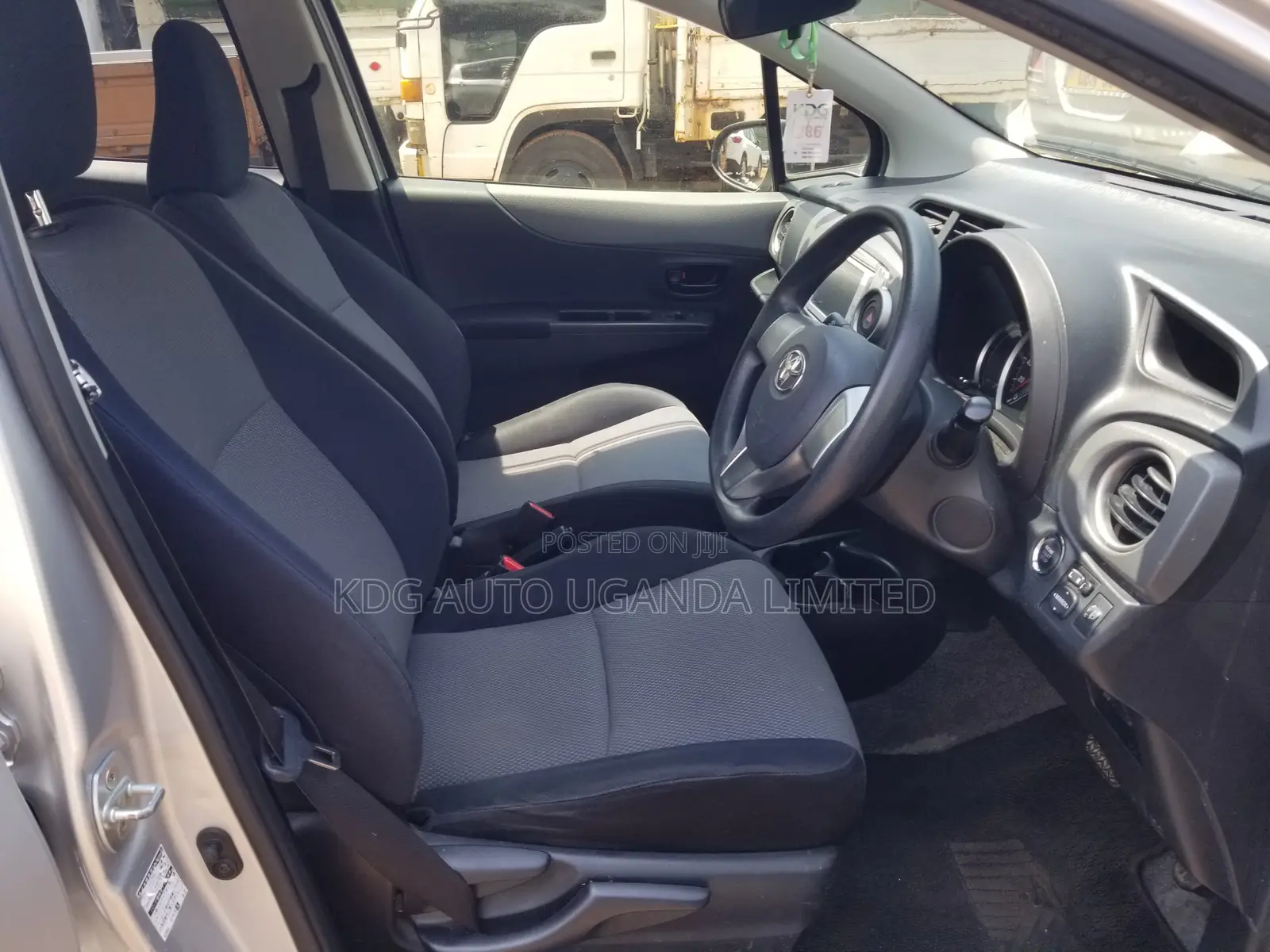 Toyota Vitz 1.0 FWD 5dr 2012 Silver