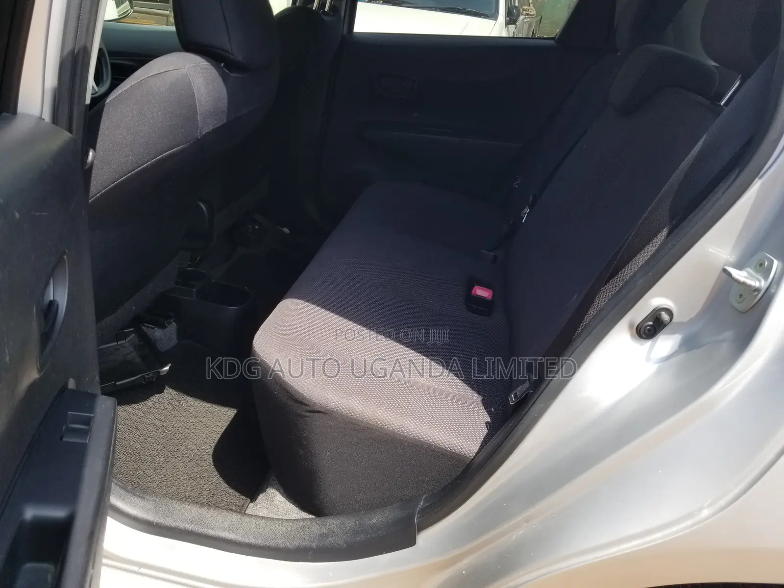 Toyota Vitz 1.0 FWD 5dr 2012 Silver