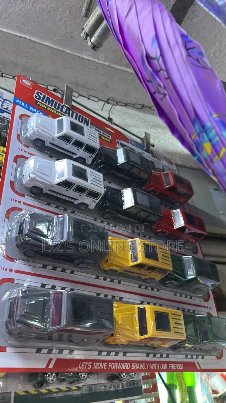 Simulation Die-Cast Model Cars Featuring a Pull-Back Mechanism