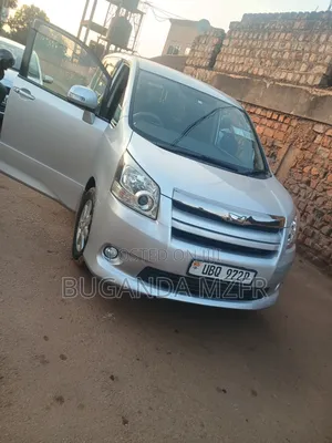 Toyota Noah 2010 Silver