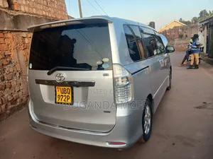 Toyota Noah 2010 Silver