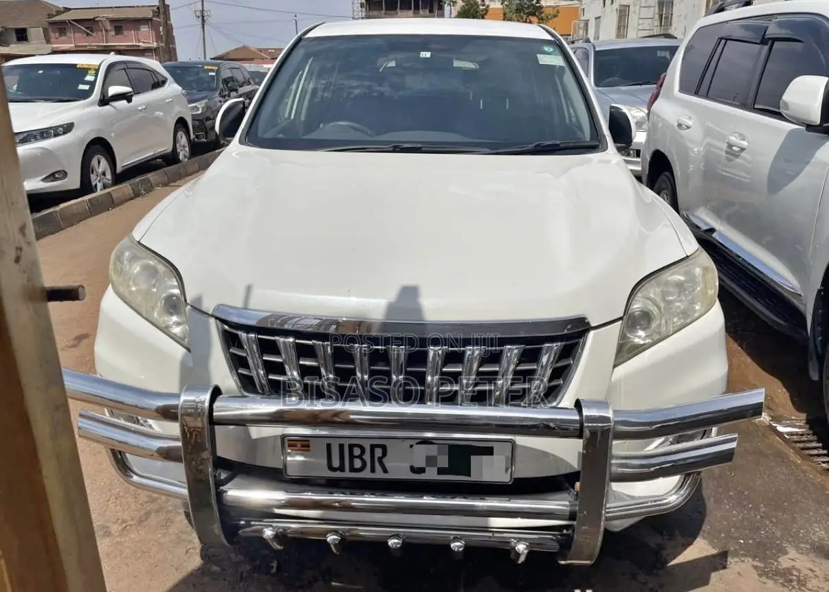 Toyota Vanguard 2011 White