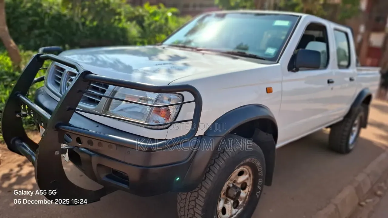 Nissan Hardbody 2005 White