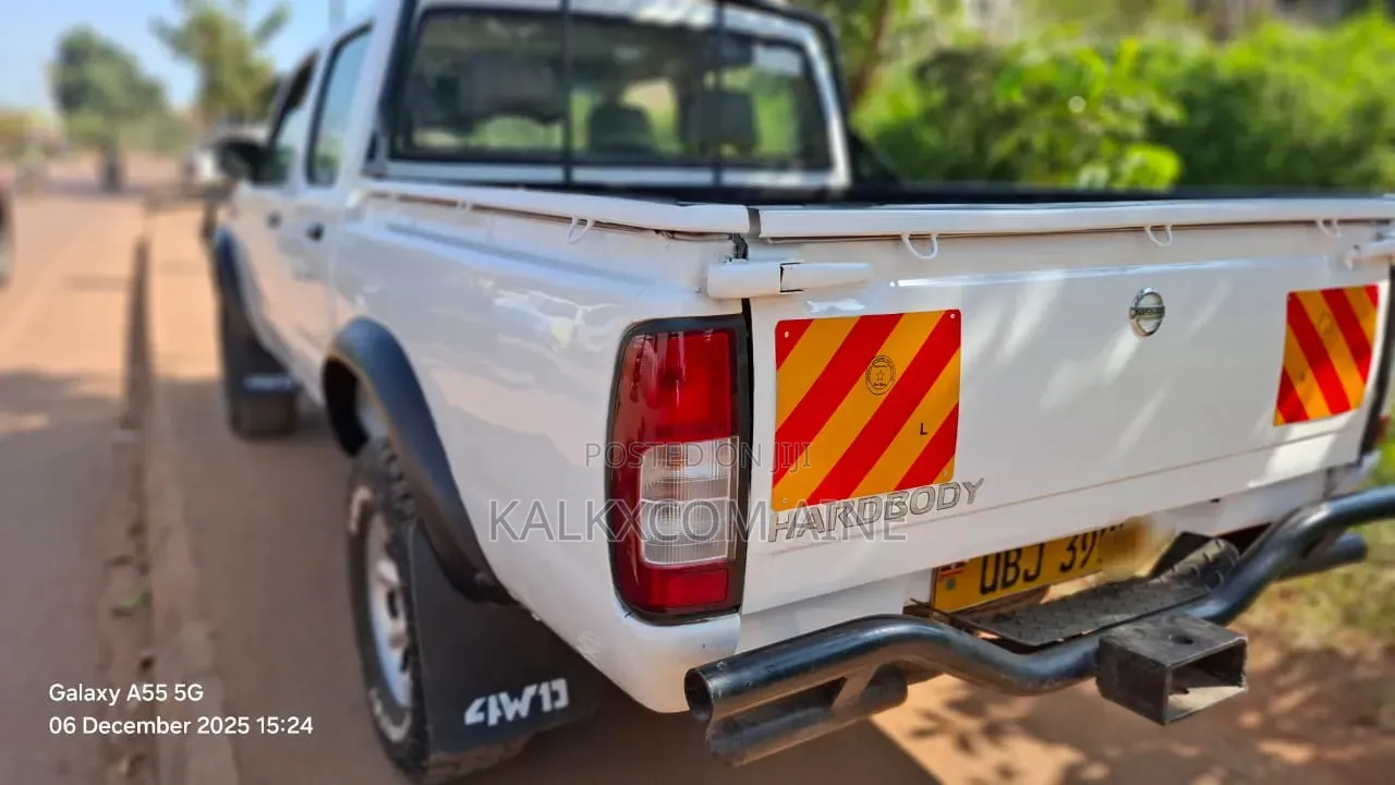 Nissan Hardbody 2005 White