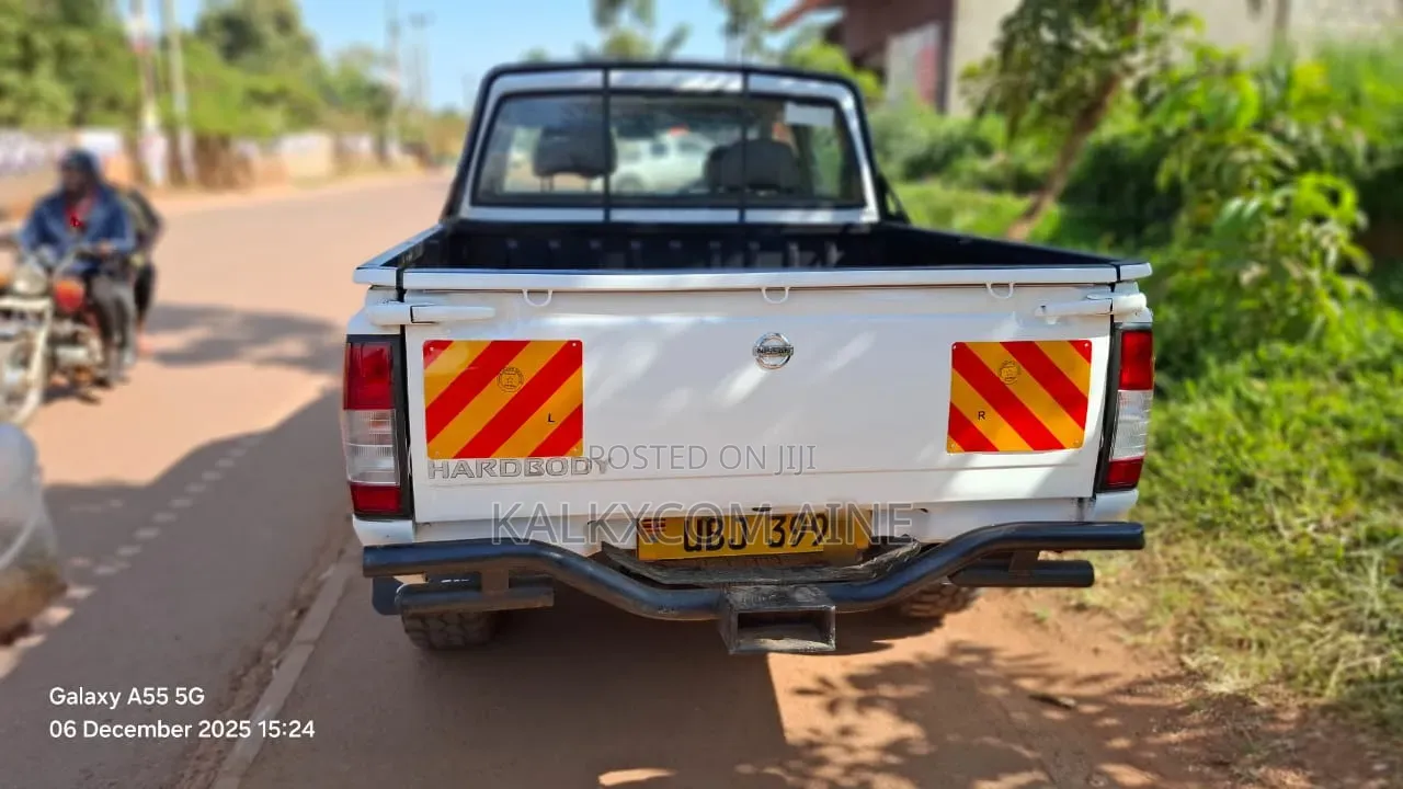 Nissan Hardbody 2005 White