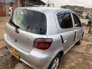 Toyota Vitz 2010 Silver