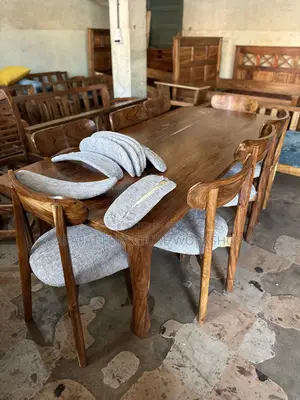 Modern Mugavu Dining Set