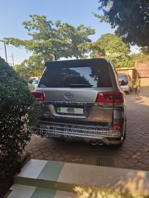 Toyota Land Cruiser 4.6 V8 ZX 2016 Gray