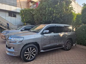 Toyota Land Cruiser 4.6 V8 ZX 2016 Gray