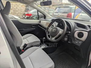 Toyota Vitz 2011 Silver