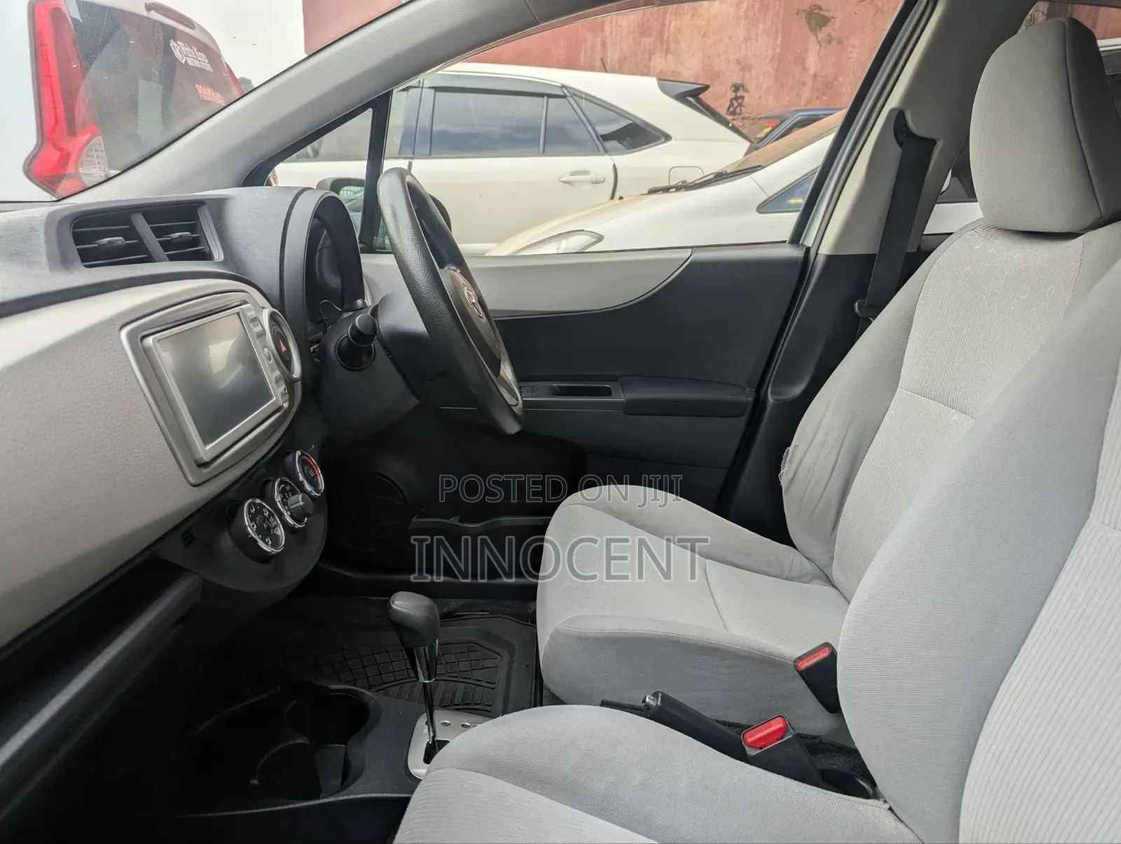 Toyota Vitz 2011 Silver