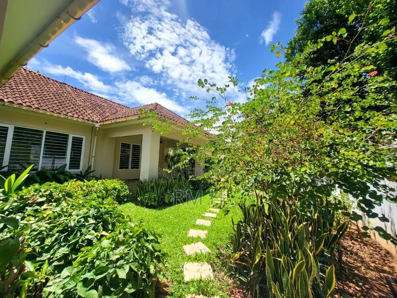 4bdrm Bungalow in Kansanga, Central Division for rent