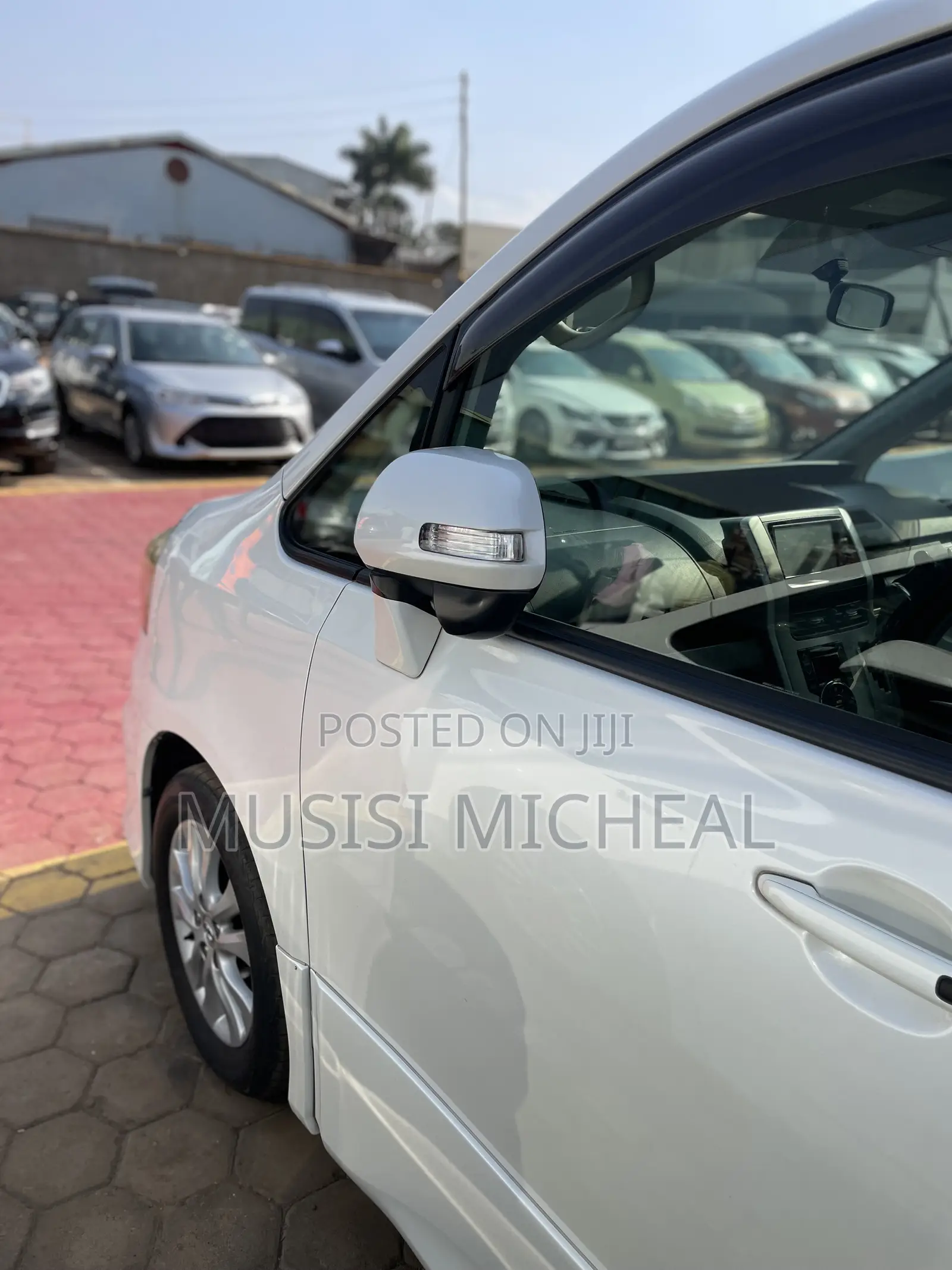 Toyota Noah 2.0 158hp AWD (8 Seater) 2012 White