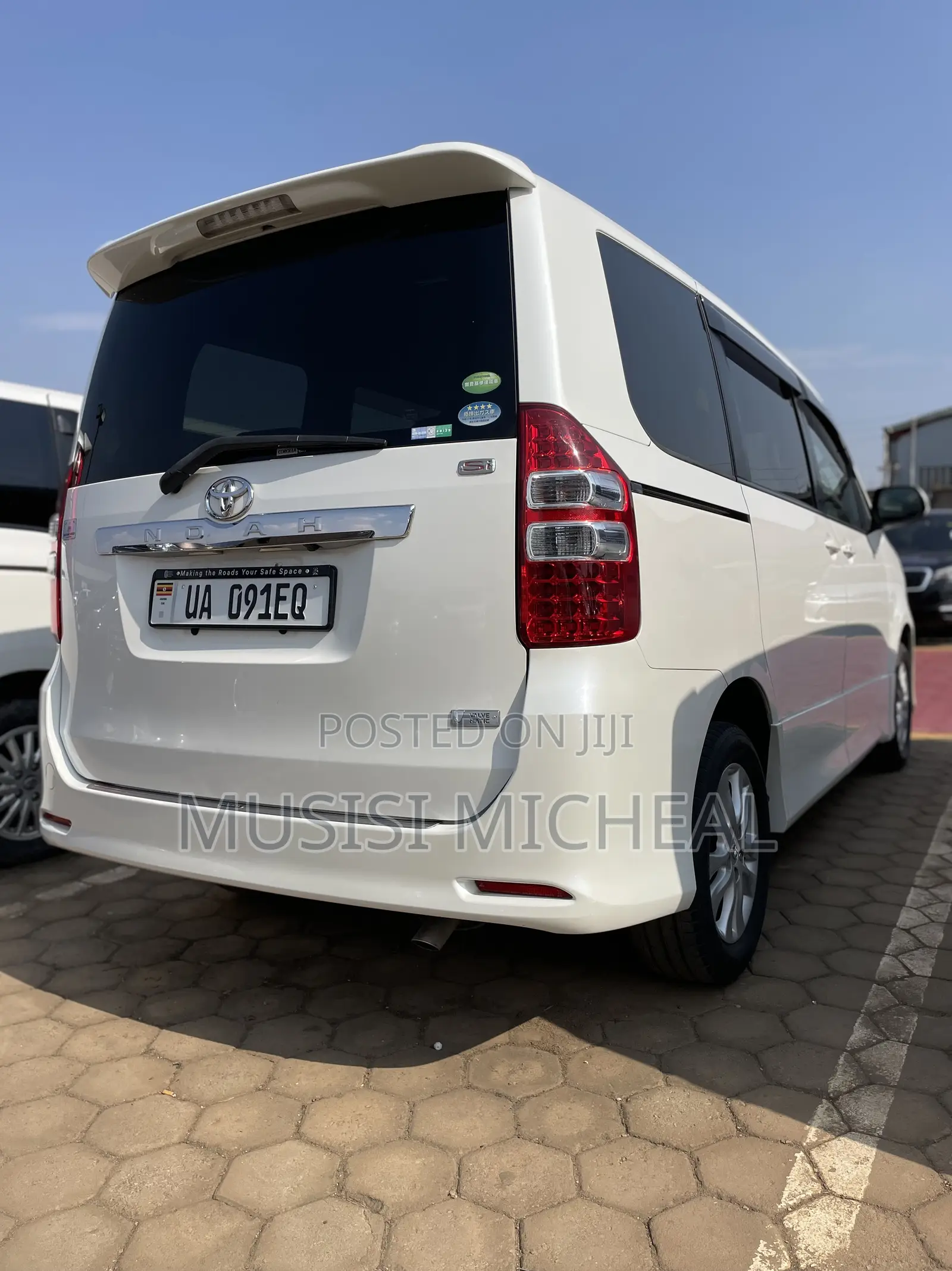 Toyota Noah 2.0 158hp AWD (8 Seater) 2012 White