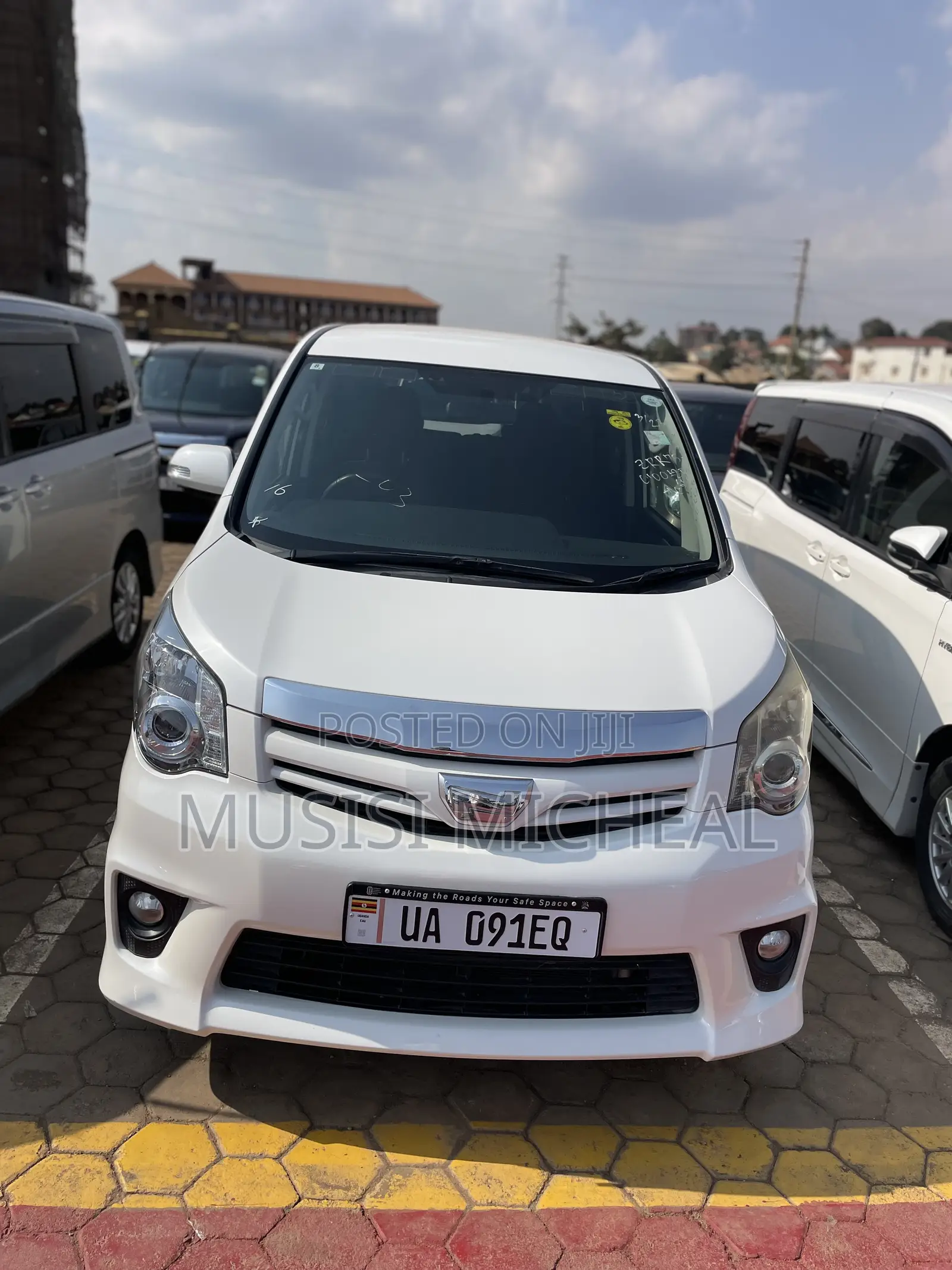 Toyota Noah 2.0 158hp AWD (8 Seater) 2012 White