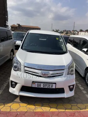 Toyota Noah 2.0 158hp AWD (8 Seater) 2012 White