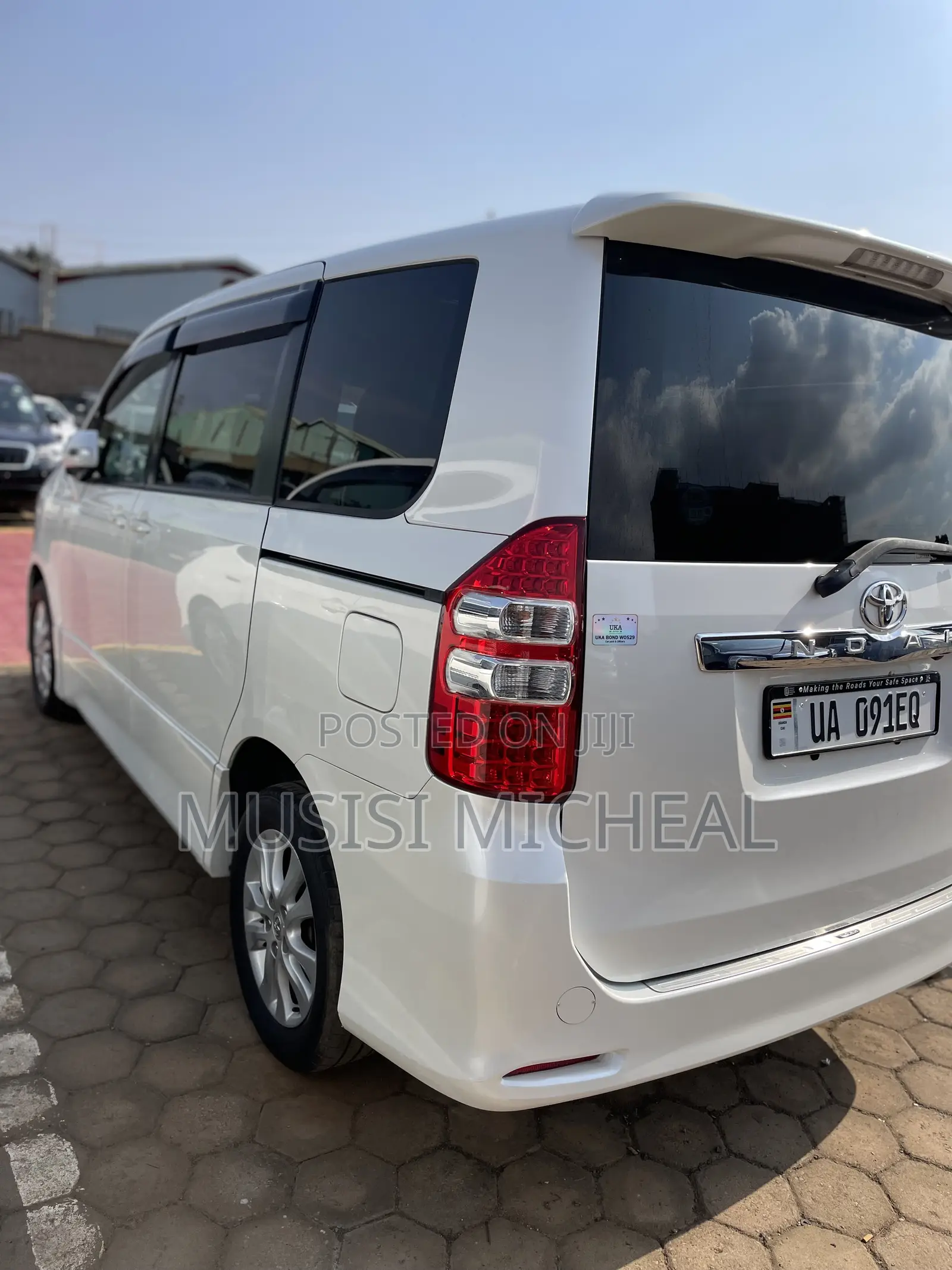 Toyota Noah 2.0 158hp AWD (8 Seater) 2012 White