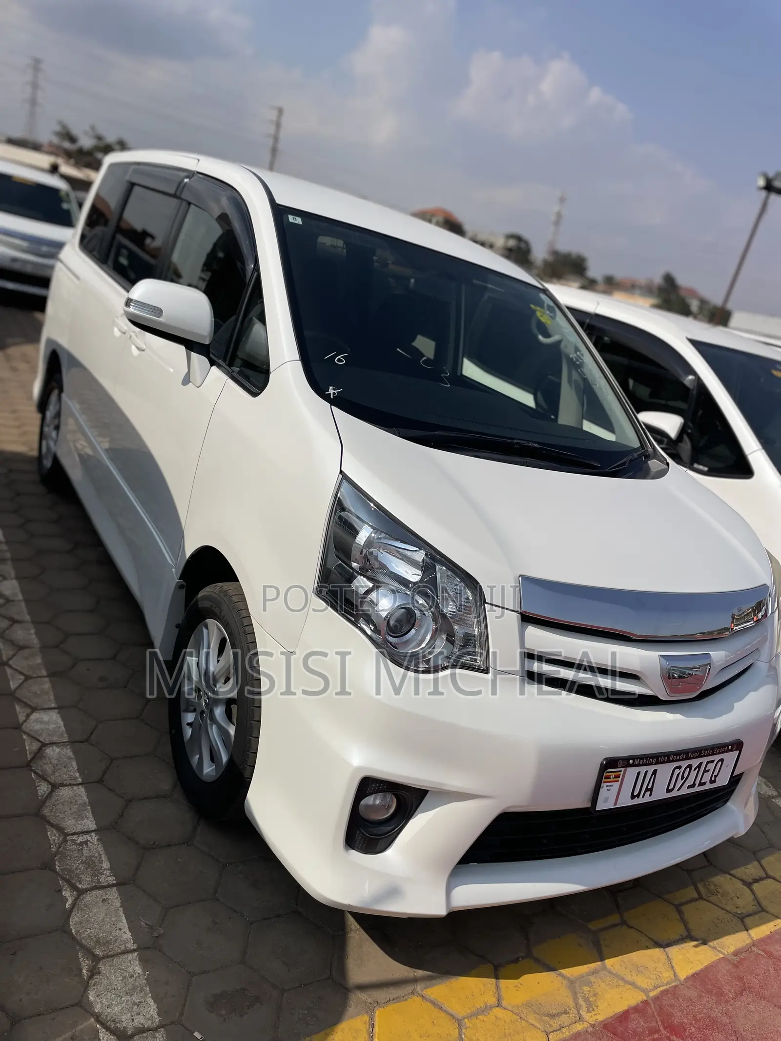 Toyota Noah 2.0 158hp AWD (8 Seater) 2012 White