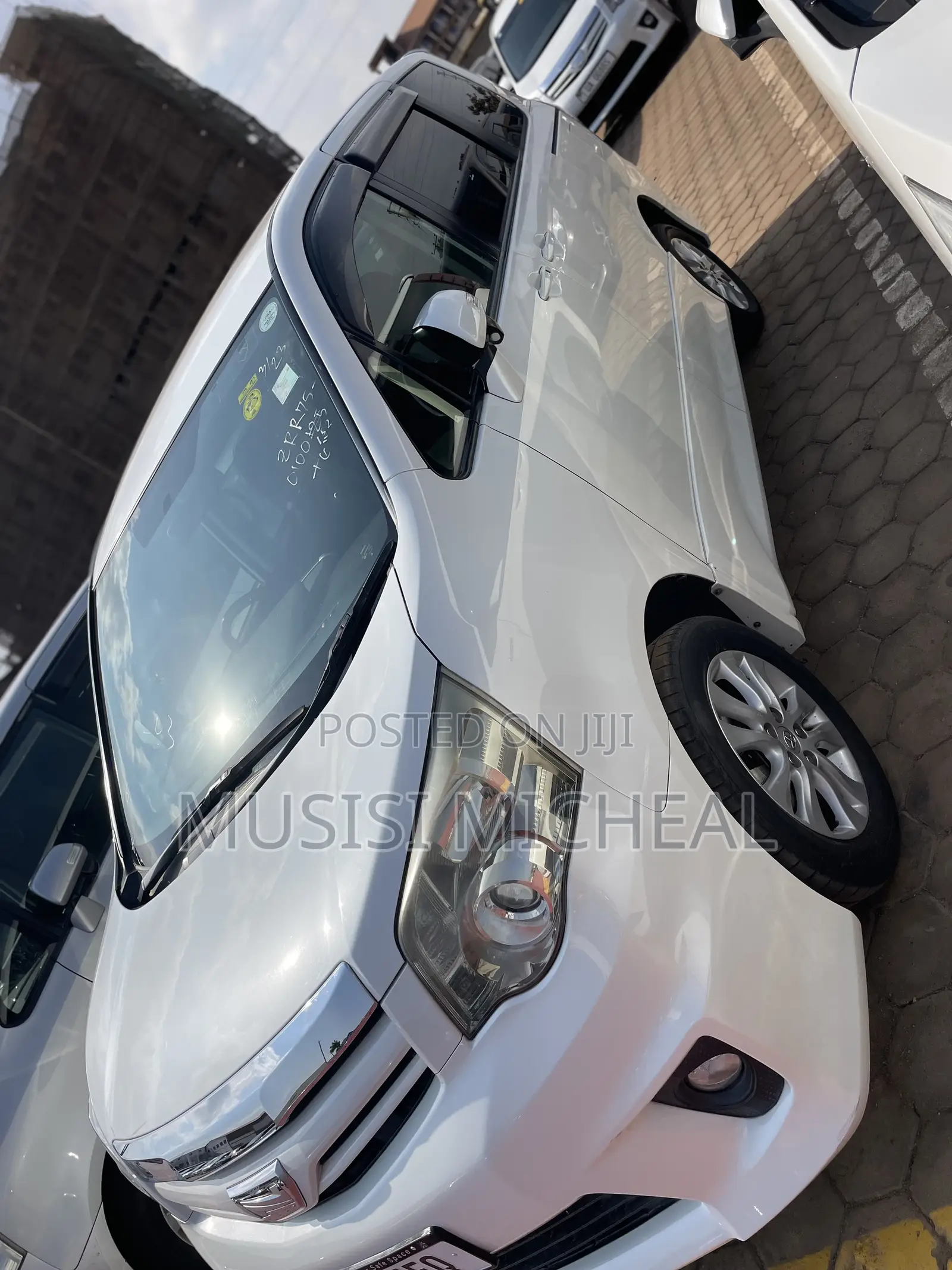 Toyota Noah 2.0 158hp AWD (8 Seater) 2012 White