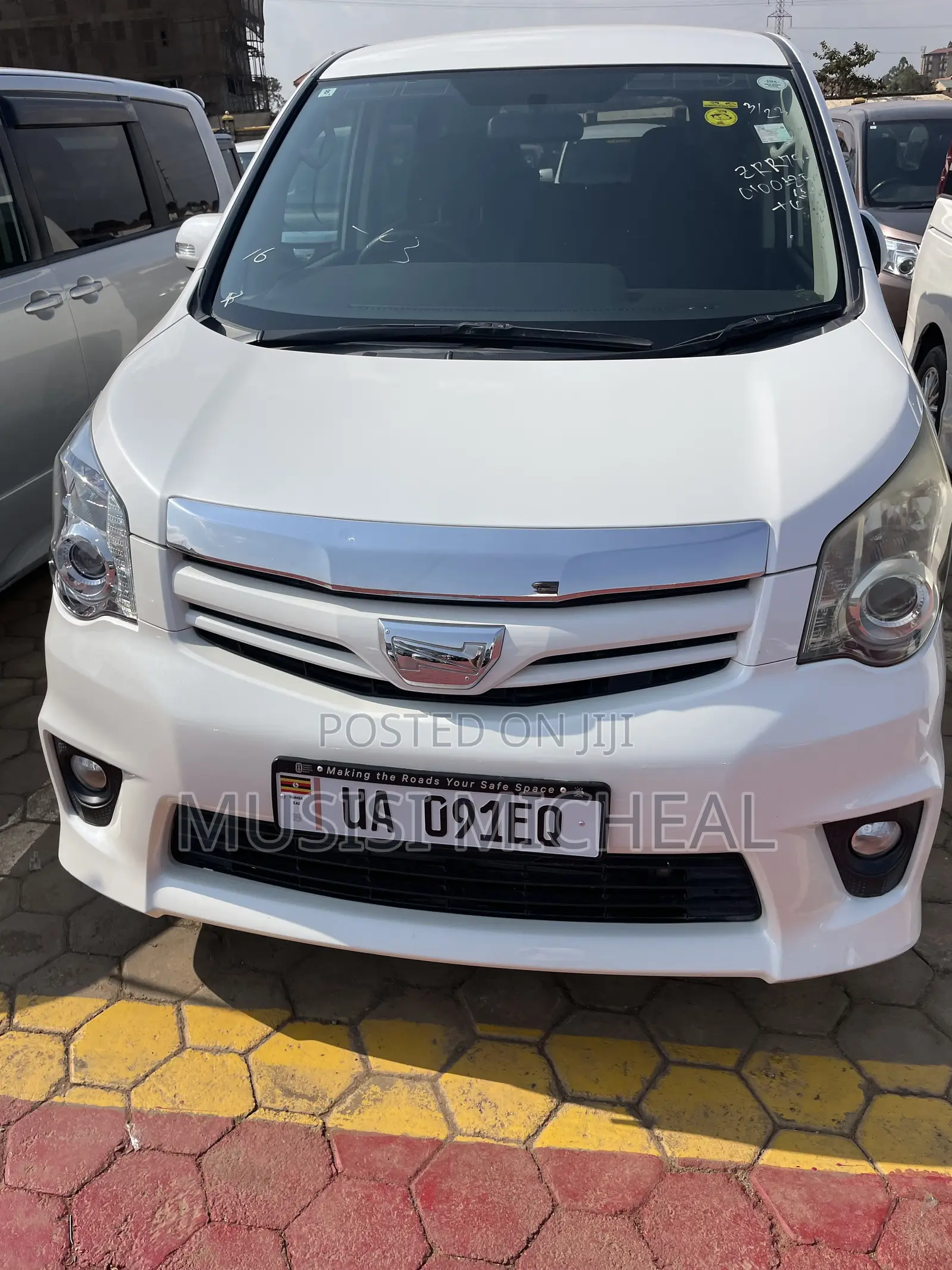 Toyota Noah 2.0 158hp AWD (8 Seater) 2012 White