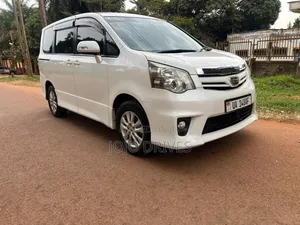 Toyota Noah 2.0 143hp AWD (7 Seater) 2012 White