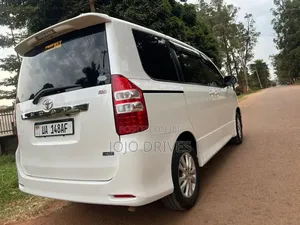 Toyota Noah 2.0 143hp AWD (7 Seater) 2012 White