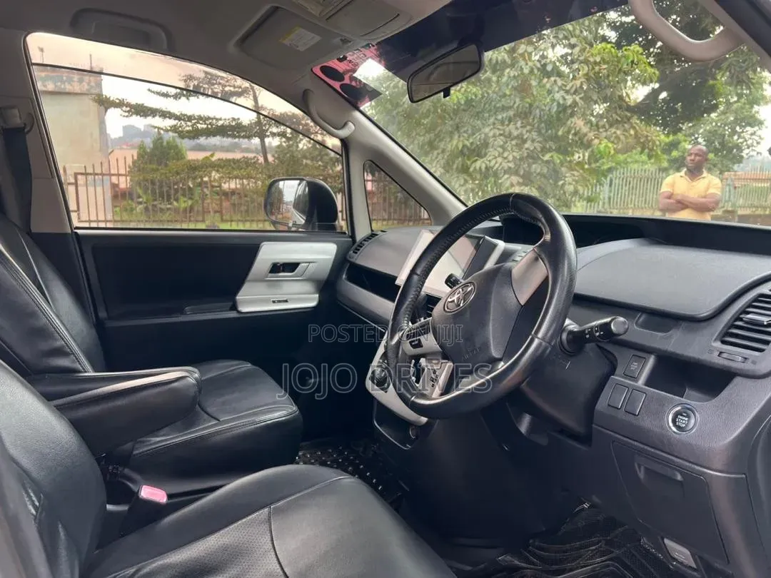 Toyota Noah 2.0 143hp AWD (7 Seater) 2012 White
